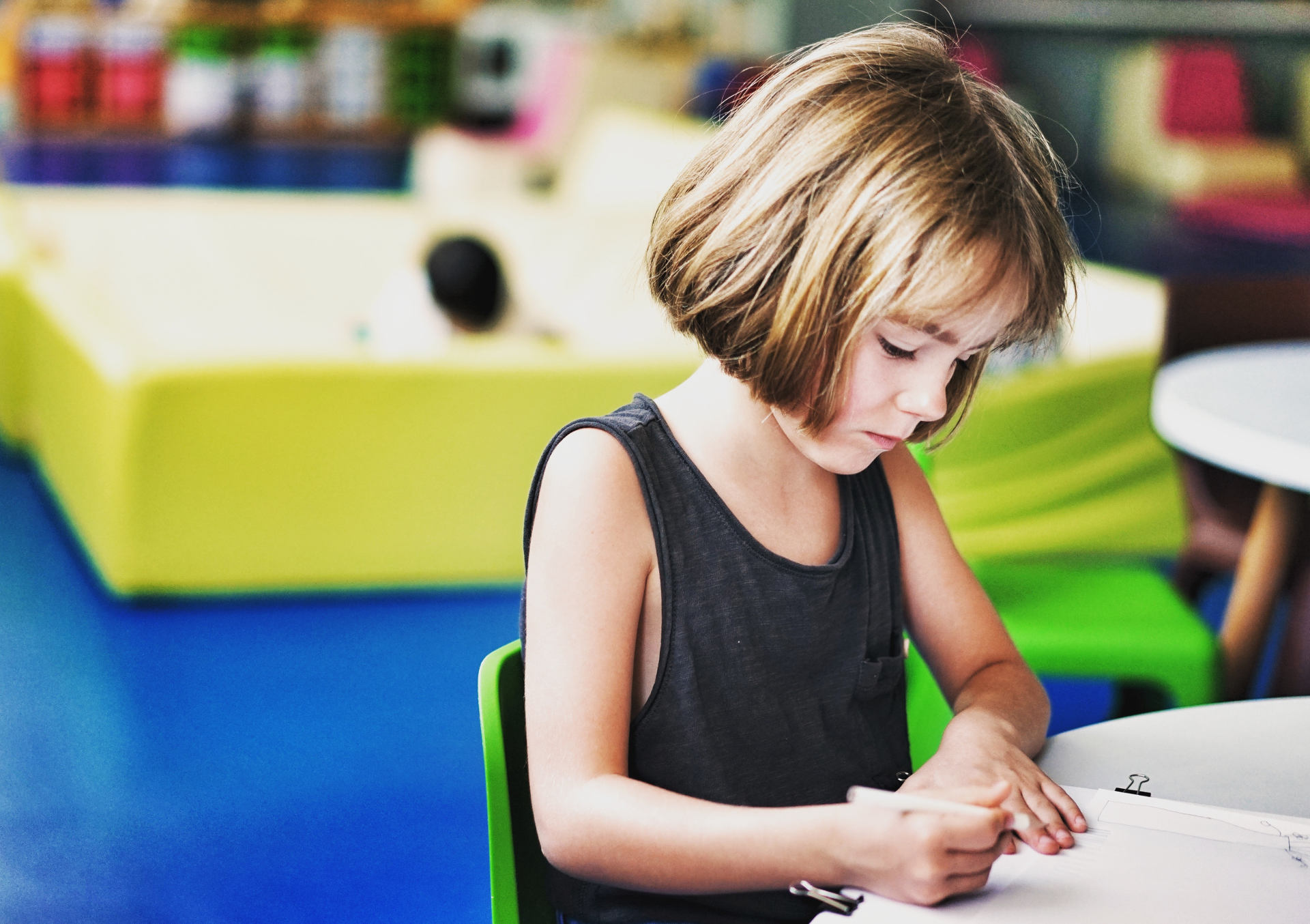 bambina che scrive
