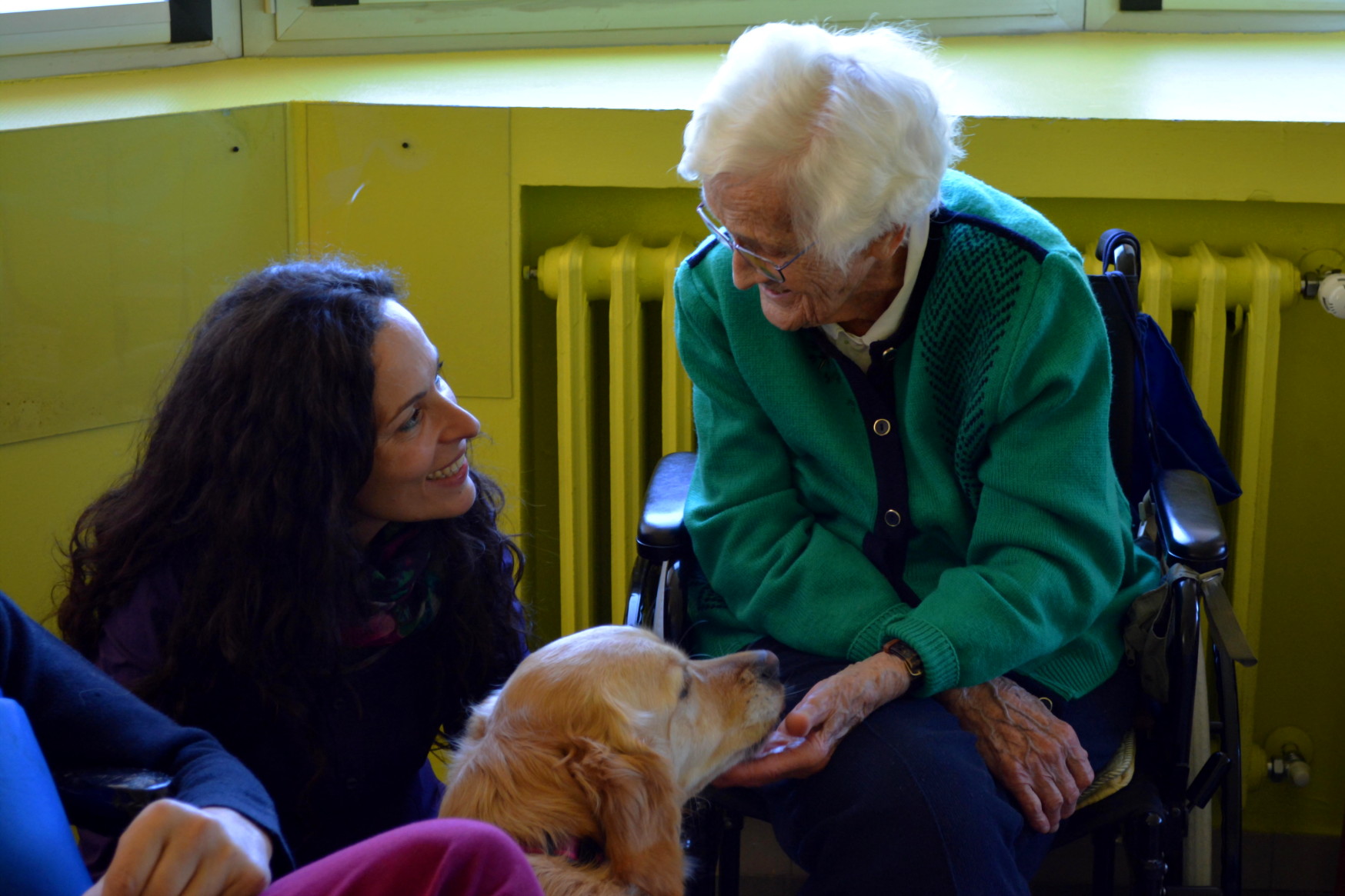 La Dottoressa Jessica Lamanna con un anziano in una seduta di Pet Therapy