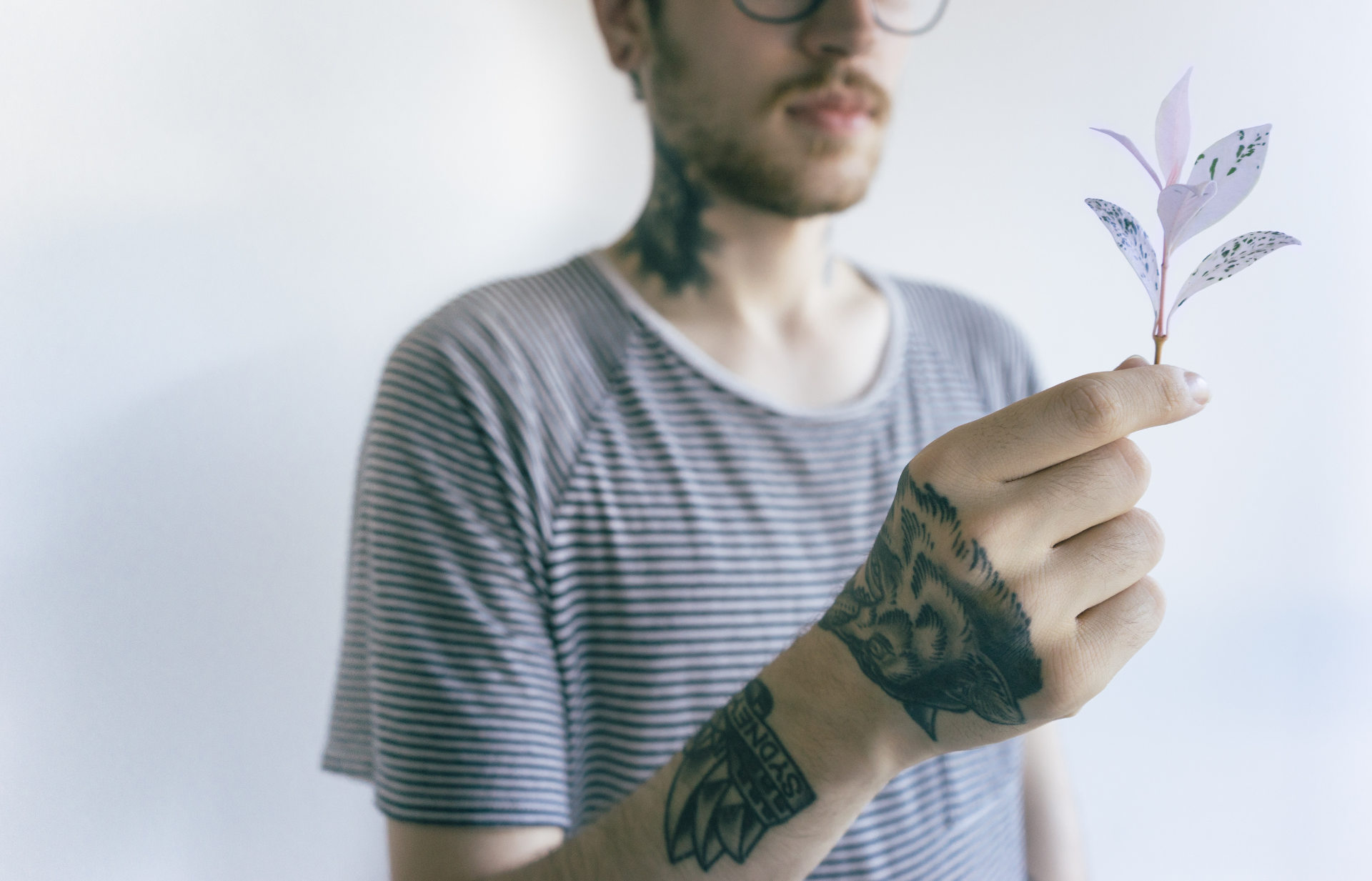 ragazzo con fiore