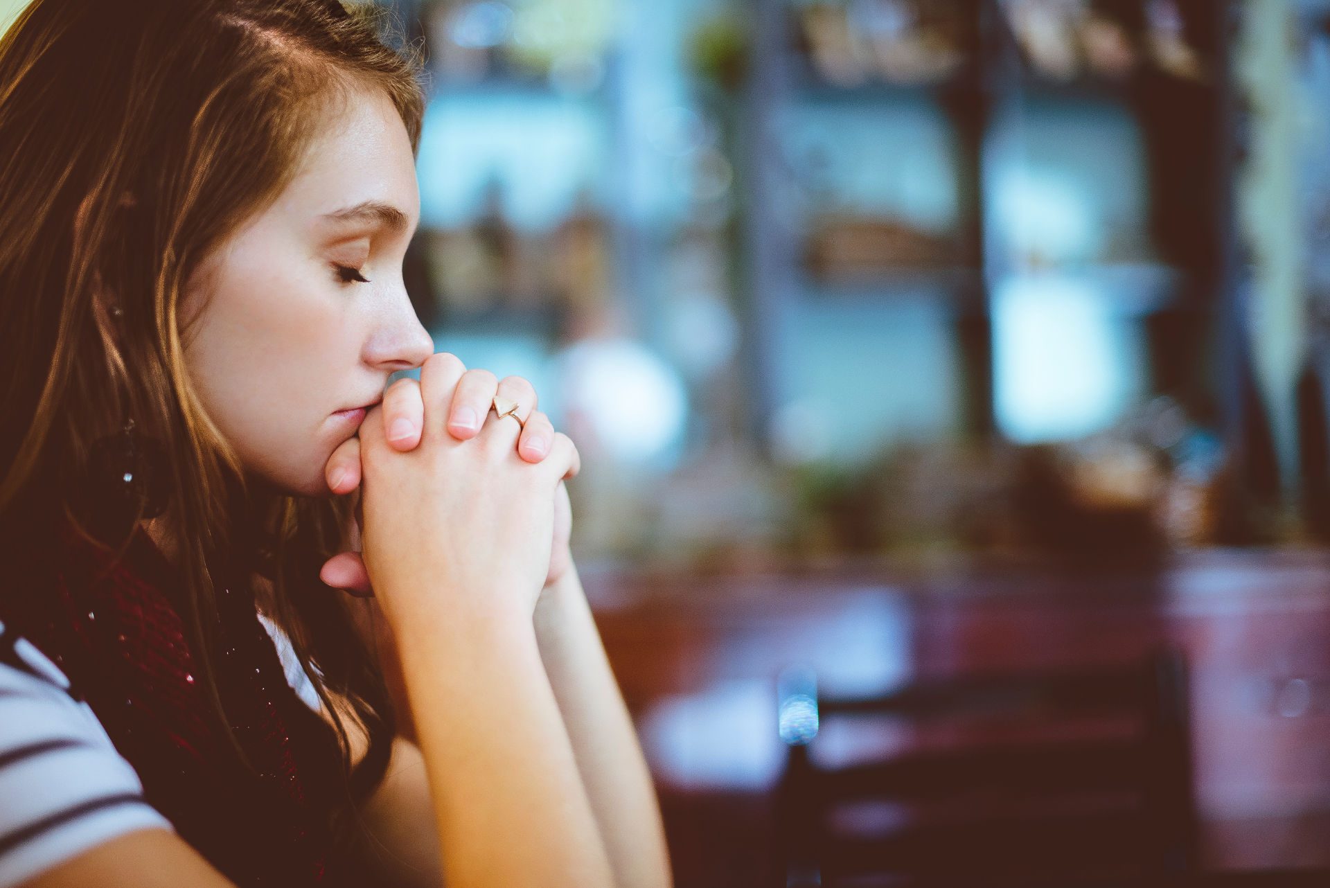 tecniche di rilassamento, ragazza con occhi chiusi